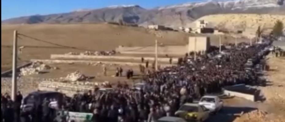 شعار "مرگ بر خامنەای" در خاکسپاری شهیدان ملکشاهی