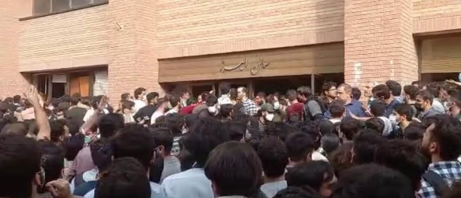 زانکۆی شەریف ژمارەیەک خوێندکاری لە چوونە ژوورەوە قەدەغە کرد