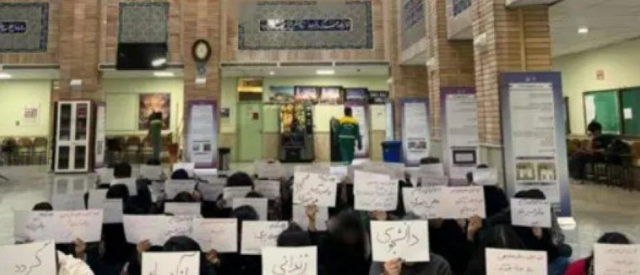 گرژی و خۆپێشاندان زانکۆکانی ئێرانی گرتووەتەوە؛ لە زانکۆی شەریف پێکدادان ڕوویدا
