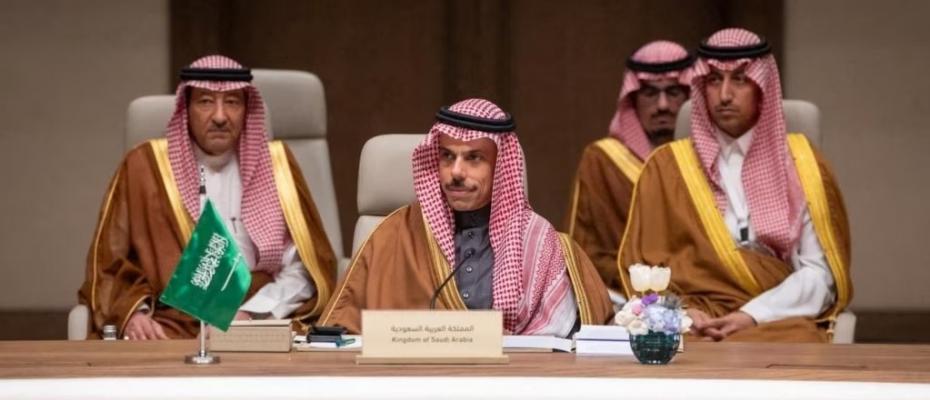 عربستان روز شنبه، اول فروردین ماه، اعلام کرد که وابستگان نظامی و کارکنان سفارت جمهوری اسلامی را اخراج می‌کند و آنها را عنصر نامطلوب اعلام کرد.