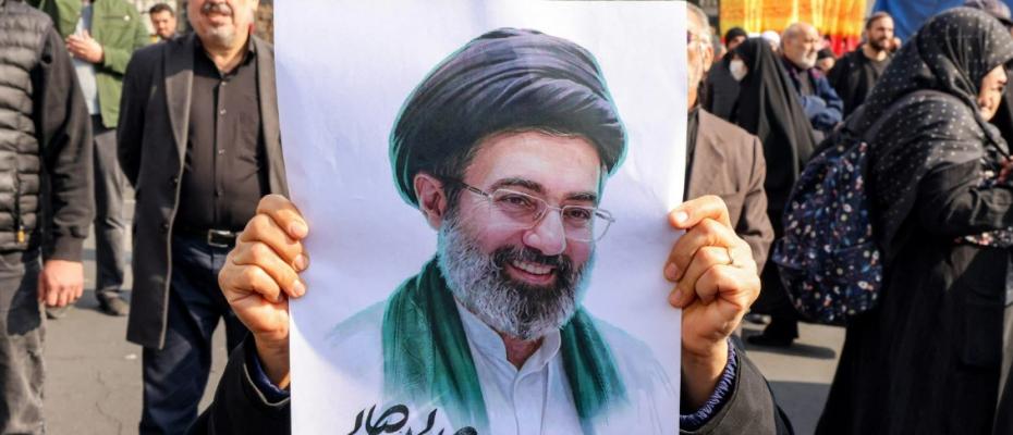 موجتەبا خامنەیی قاچی نەماوە و دەموچاوی تێکچووە