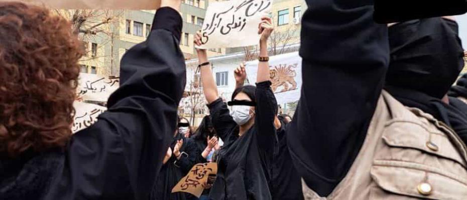 دو دانشجو به اتهام آتش زدن پرچم جمهوری اسلامی اخراج شدند